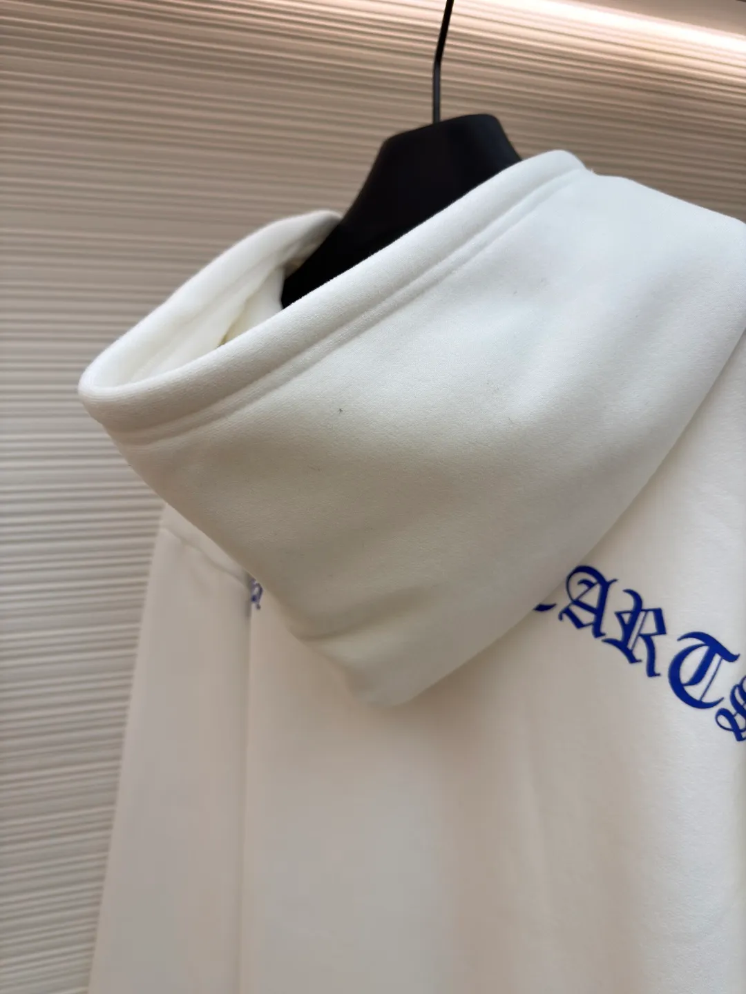 Chrome Hearts hooded glue print sweatshirt jacket ●Item number: 1682183-B05 ●Fabric: cotton fleece sweatshirt fabric ●Technology: glue printing production ●Color: white ●Version: loose fit ●Weight: about 900 grams ●Size: S-M-L-XL ●Description: This CHROME HEARTS hooded glue-printed sweatshirt jacket is treated with a professional fabric enzyme washing process. The enzyme-washed fabric not only removes impurities and stiffness produced during the weaving process, but also makes the fabric feel soft and skin-friendly. It also improves the drape and durability of the fabric, making it more comfortable to wear. The glue printing process of the garment body ensures the color saturation and three-dimensionality of the pattern. The printing layer is closely integrated with the fabric, making it less likely to crack or fall off, and can maintain the integrity of the pattern for a long time. In addition, due to differences in measurement methods, there will be a normal error of 1~3CM in the clothing length, bust and other dimensions. In order to protect the integrity of the fabric and printing process, it is recommended that the product be cleaned by hand to maximize the wearing life of the clothing. The overall wiring is straight and delicate, the fabric is comfortable and soft, and the color is consistent without color difference. It can be matched with the same style to create a fashionable look and control various occasions. Customized accessories, complete with three standards, same style for men and women!